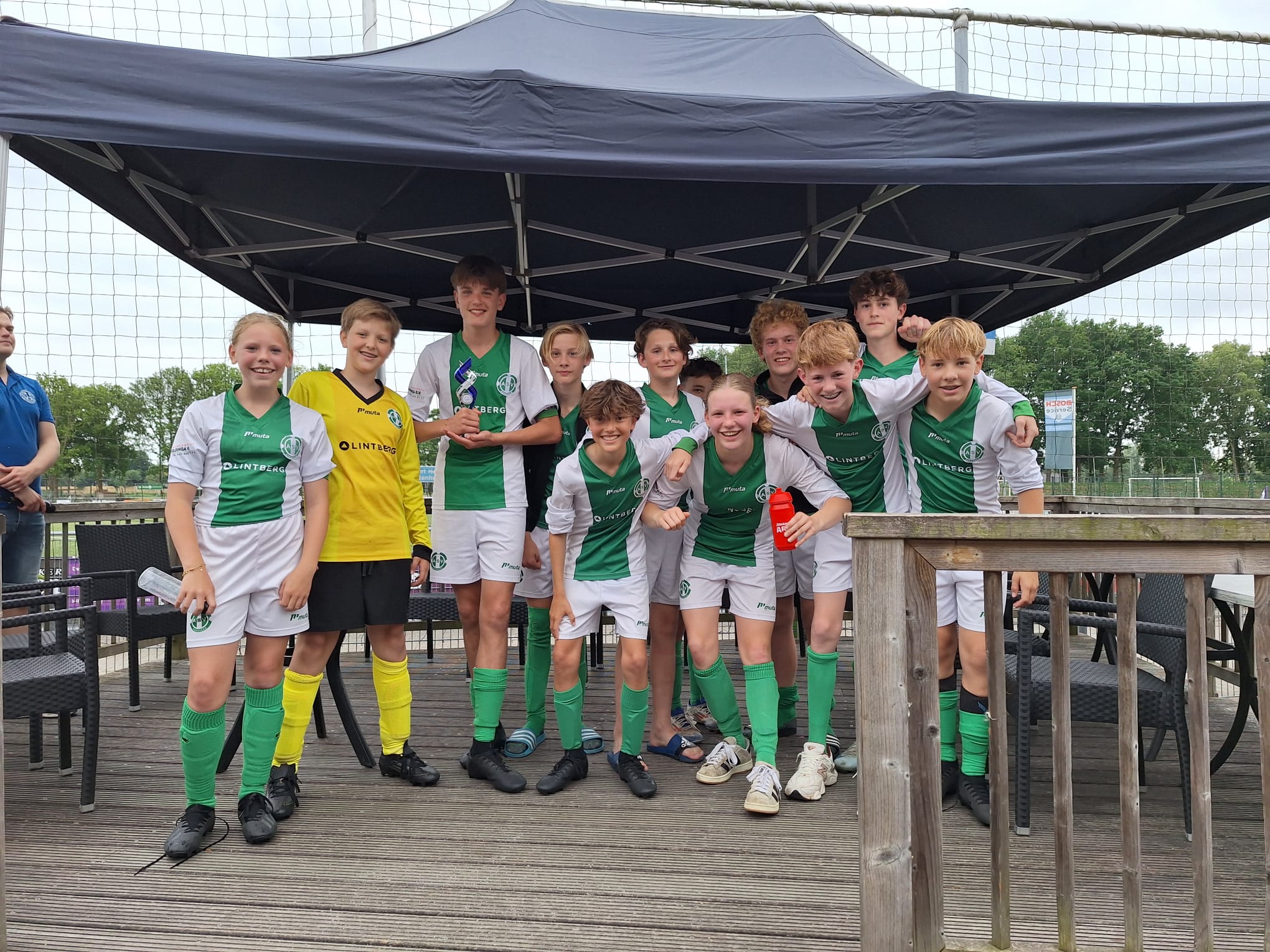🏆 JO-14 pakt de beker op het Arie Janmaat Toernooi!